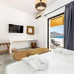 Omilos Beachfront House ホテル