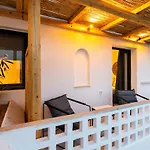 Hotell Omilos Beachfront House