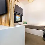 Omilos Beachfront House ホテル
